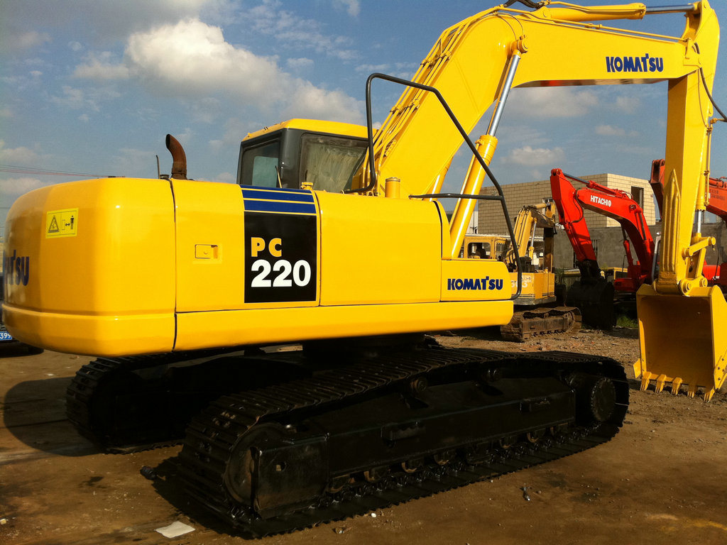 بیل مکانیکی کوماتسو PC220 | ابزار مطمئن برای پروژه‌های عمرانی و شهری