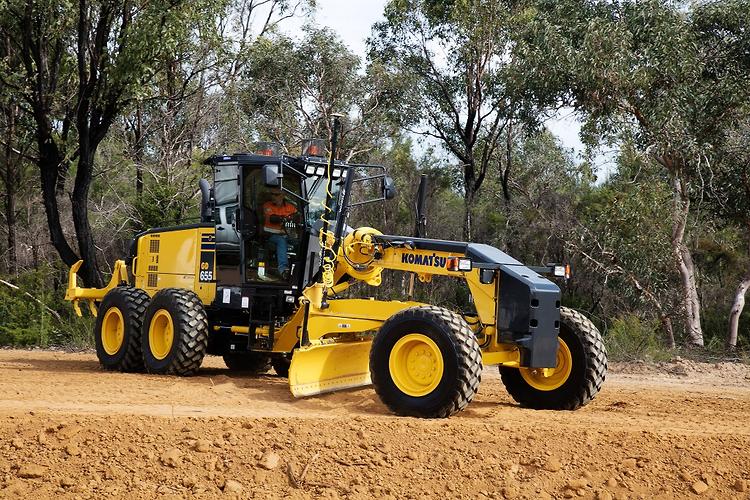 گریدر کوماتسو GD655 | دقت و کیفیت در آمادهسازی جاده و مسیرهای شهری