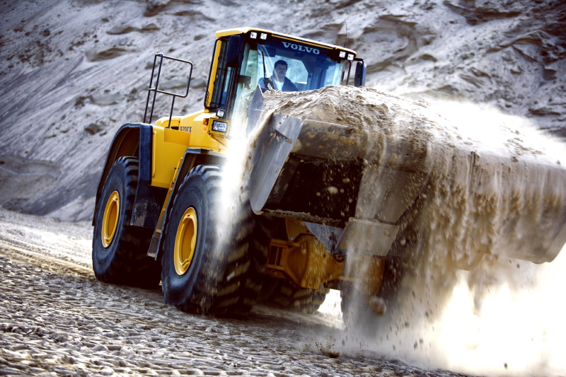 مقایسه لودرهای چرخ‌لاستیکی و لودرهای زنجیری | کدام بهتر است؟